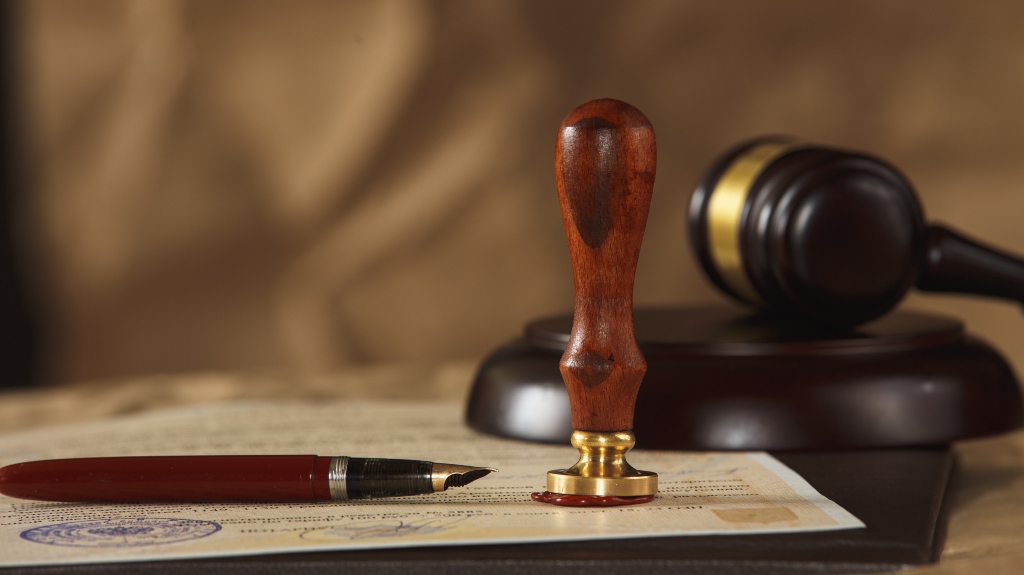 Last will, pen and judge's gavel